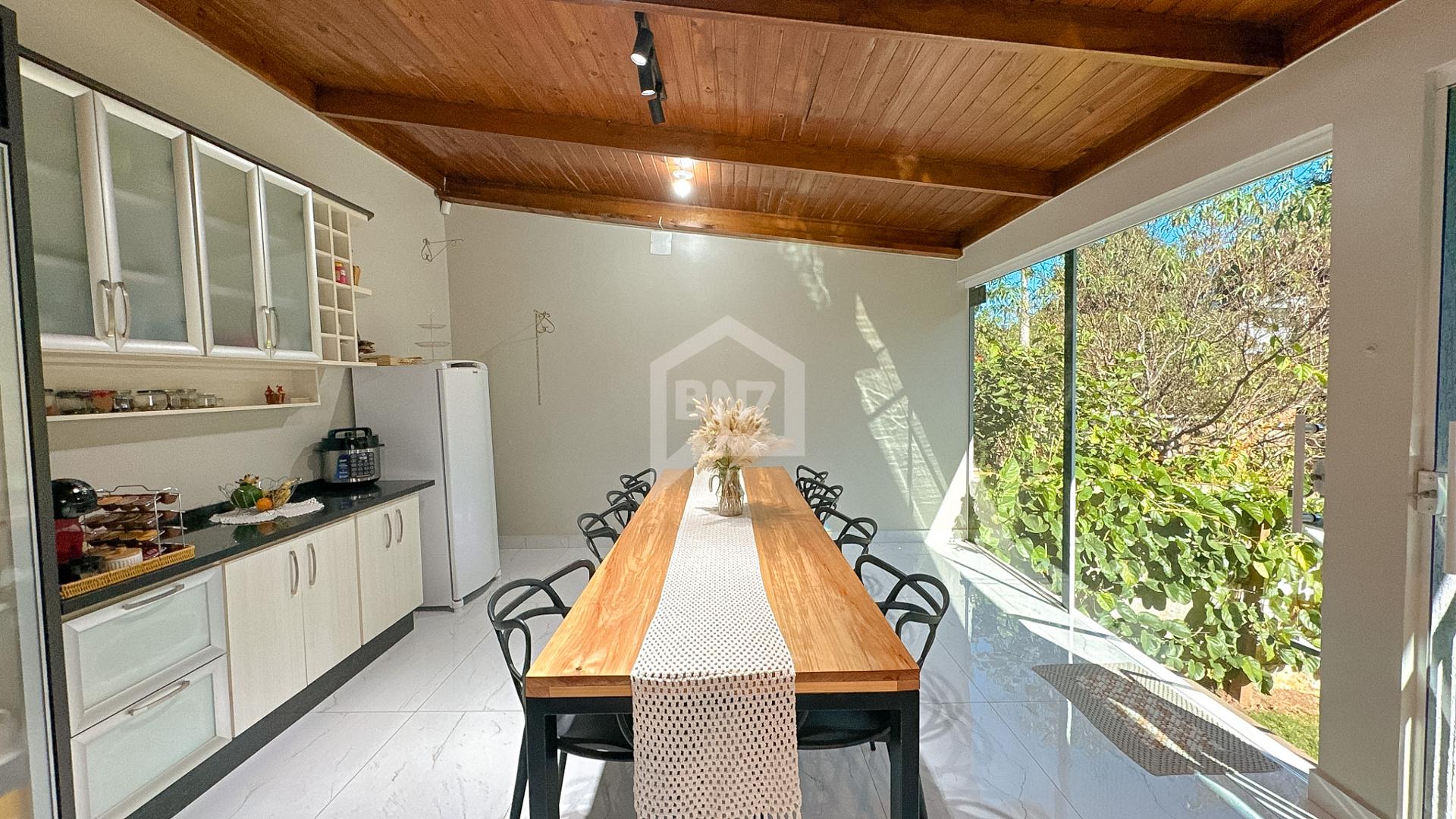 Casa ampla com su?te e excelente espa?o externo a venda