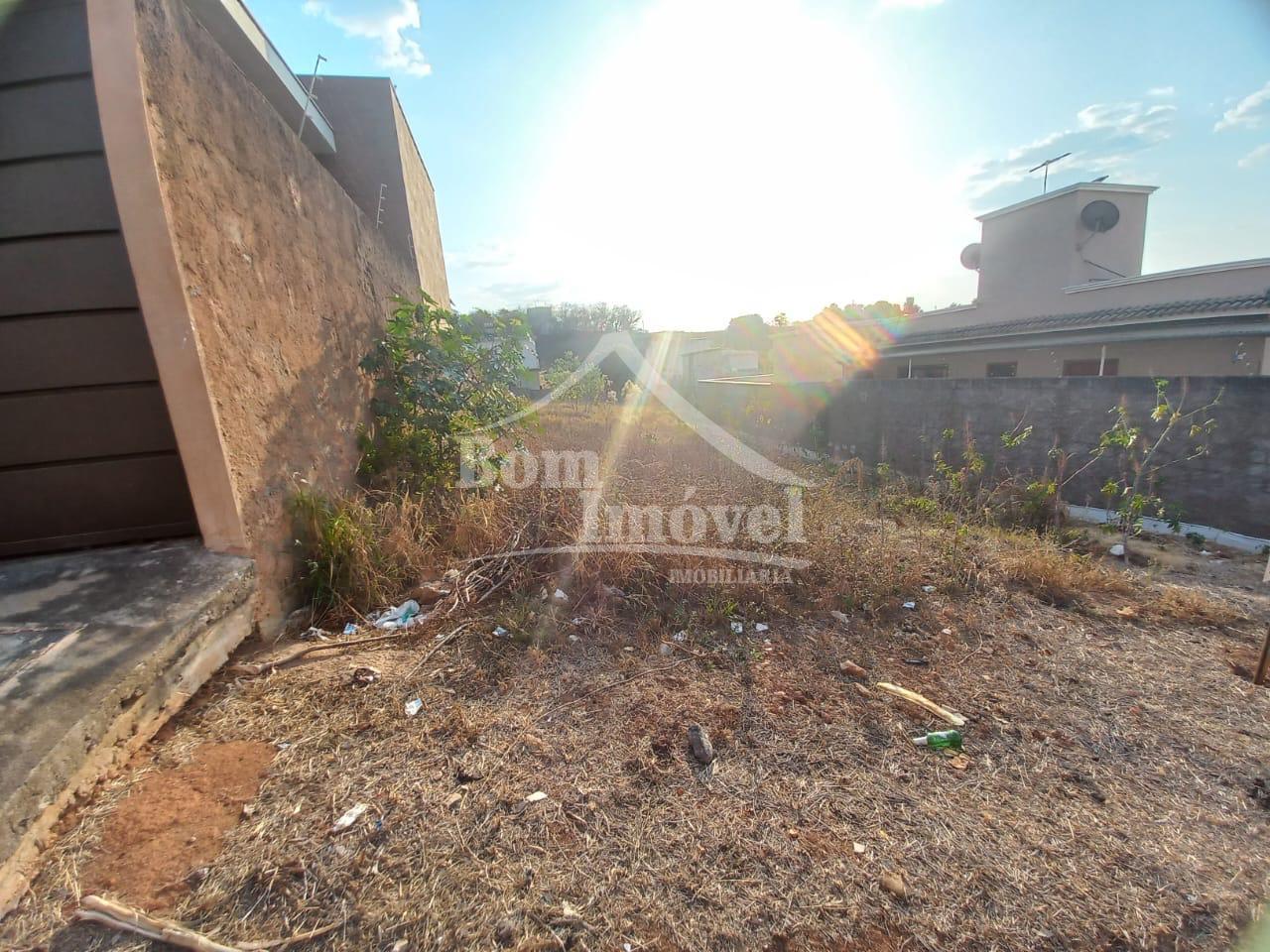 Um lote localizado no bairro Centenário em Campo Belo MG