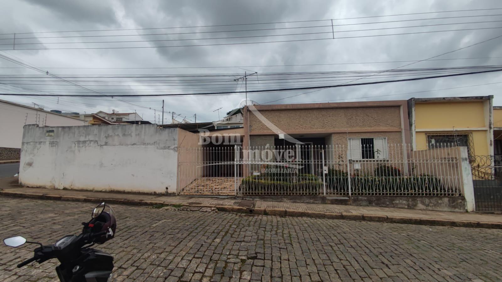 Casa com 3 dormitórios no Bairro Centro em Campo Belo - MG