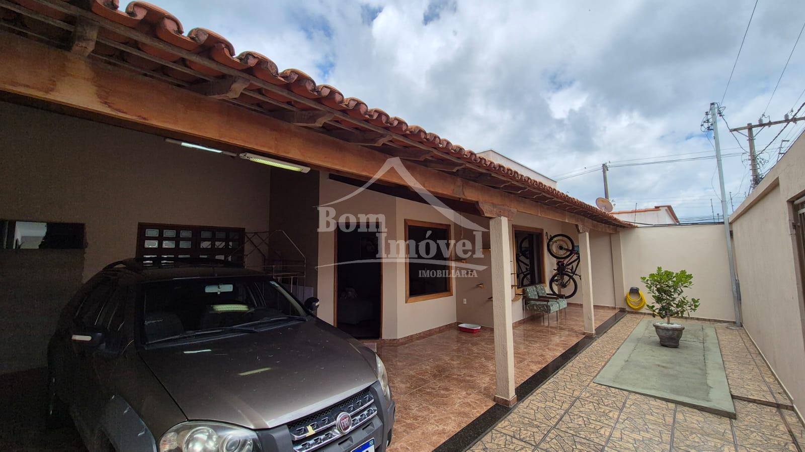 Casa com 3 dormitórios com piscina no Bairro Centenário em Cam...