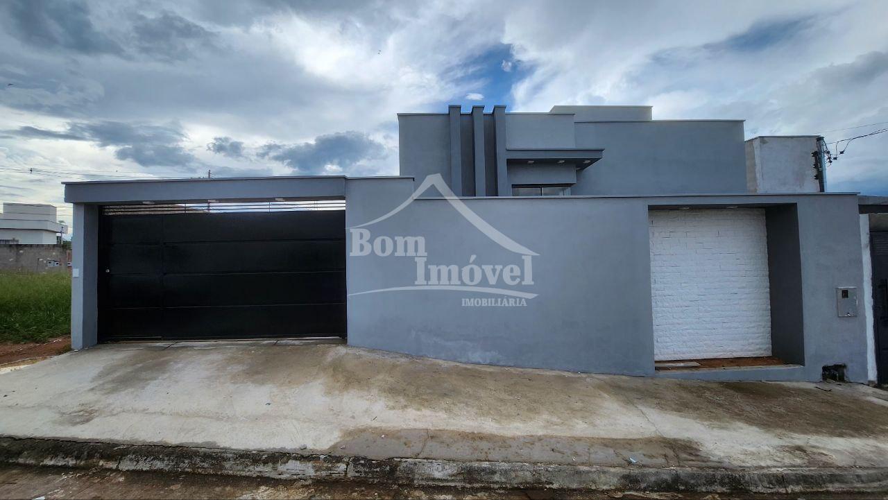 Casa no Bairro Belvedere com 3 vagas de garagem, 2 quartos  