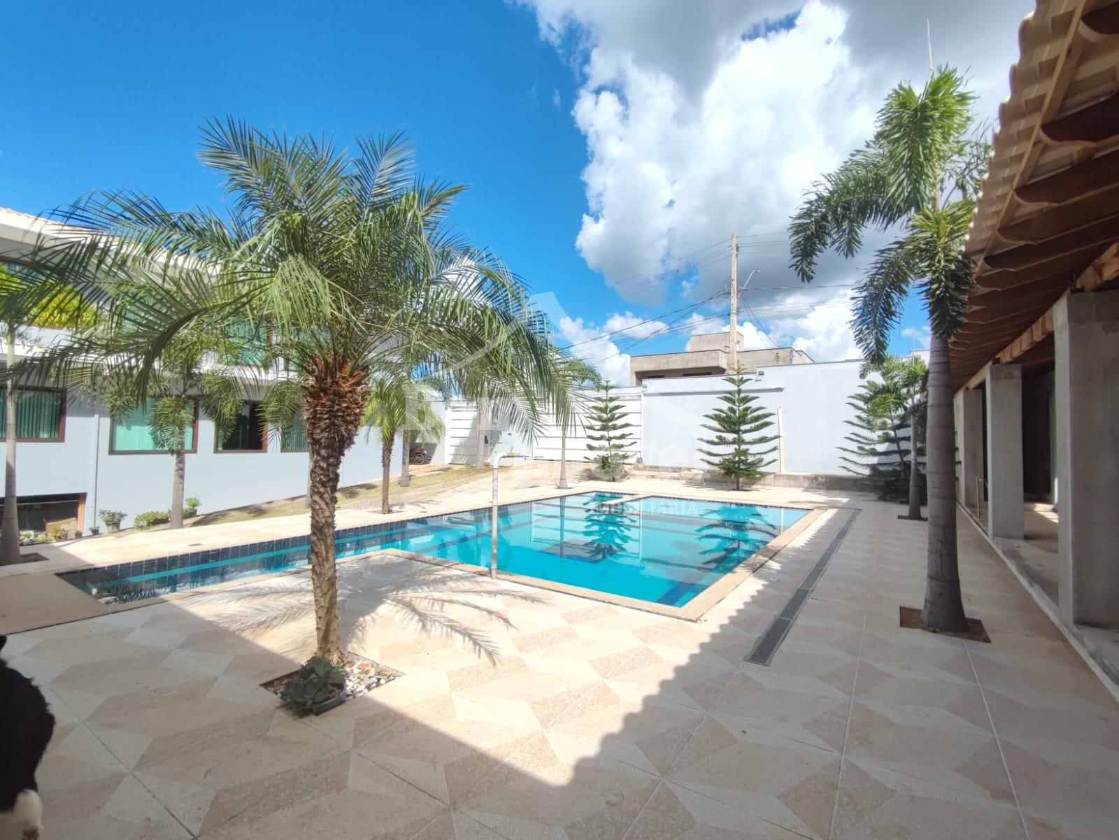 Linda Casa de Alto Padrão  e Piscina sendo 2 suítes e 2 dormit...
