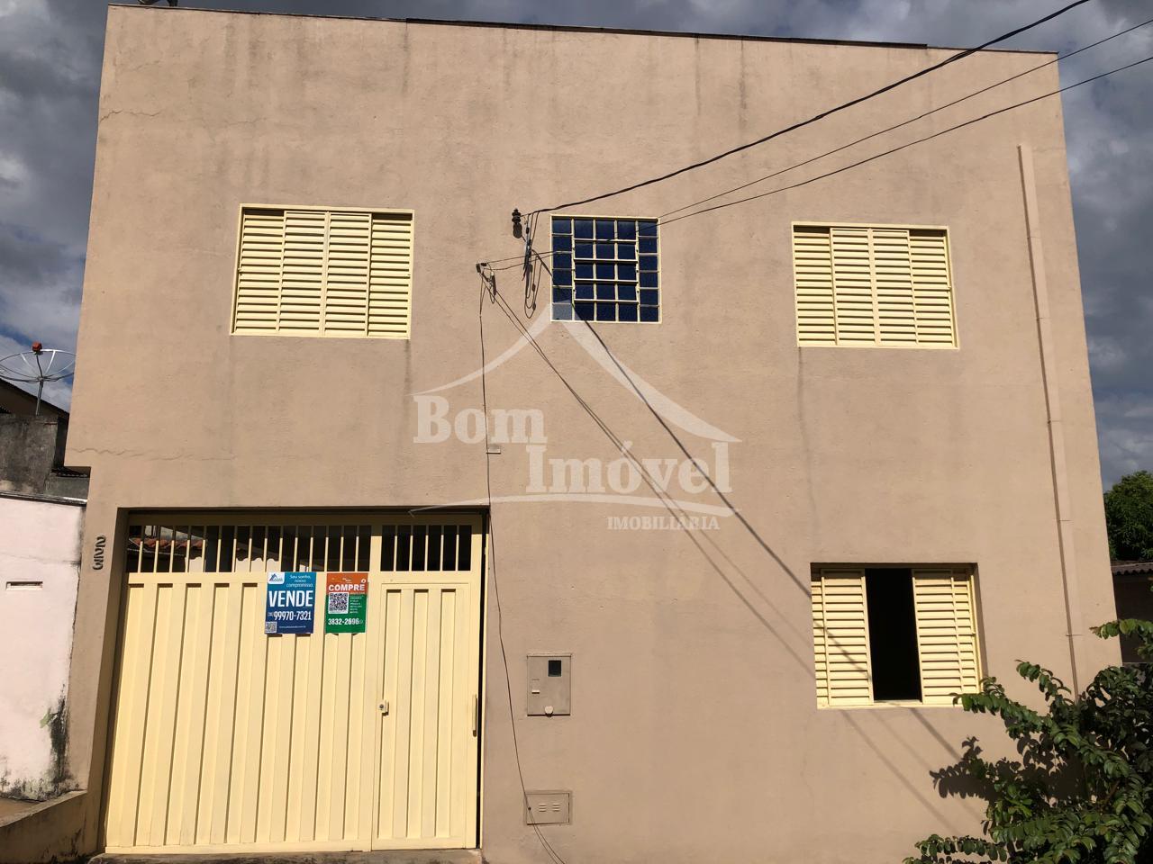 Casa a venda de 4 dormitórios, sendo 1 suíte no bairro Vila Mi...