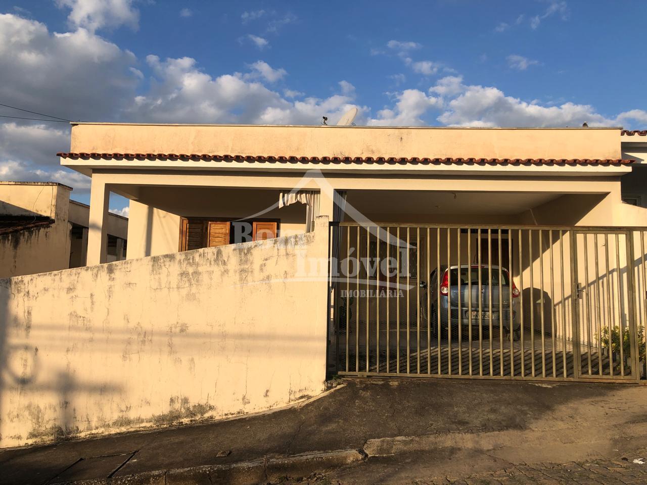 Casa à venda de 3 dormitórios, sendo 1 suíte no bairro Centená...
