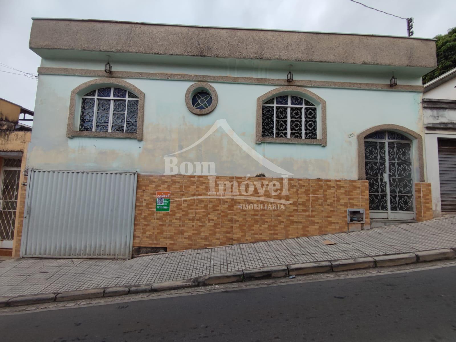 Casa a venda no Centro de Campo Belo próximo a Praça Central