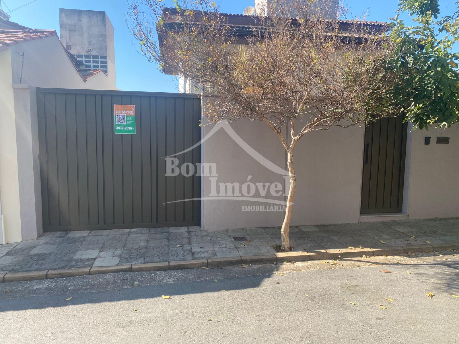 Linda casa de Alto Padr?o, com 2 dormit?rios e 1 su?te, no bai...