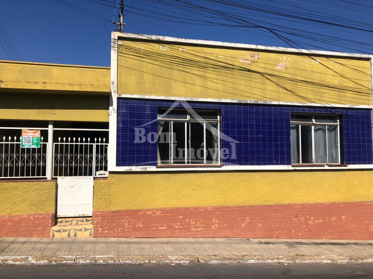 Casa à venda de 4 quartos, sendo 1 suite, centro, CAMPO BELO - MG