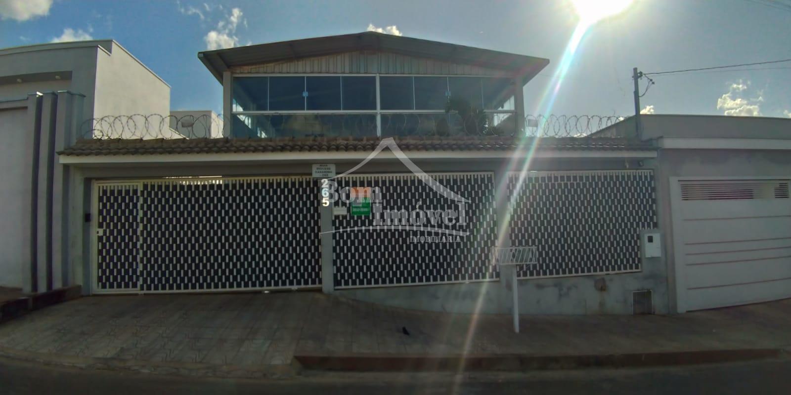Casa à venda com 2 dormitórios, sendo 1 suíte, no bairro Monte...