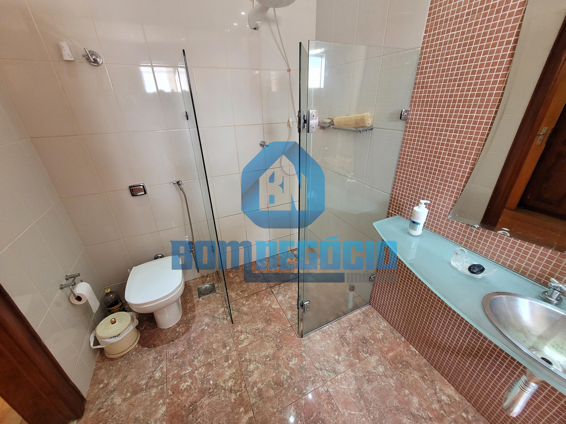 Casa com 5 dormitórios à venda, VILA BRETAS, GOVERNADOR VALADA...