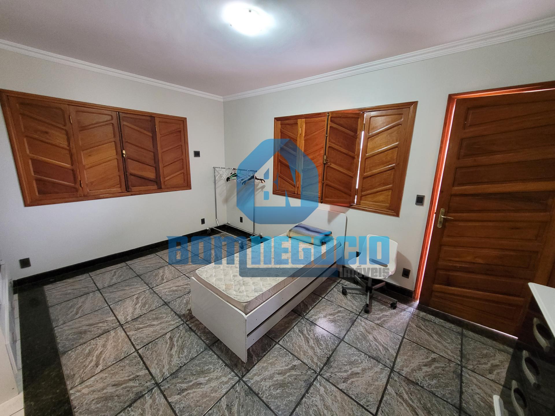 Imóvel à venda com uma casa e um prédio no VILA MARIANA, GV - MG