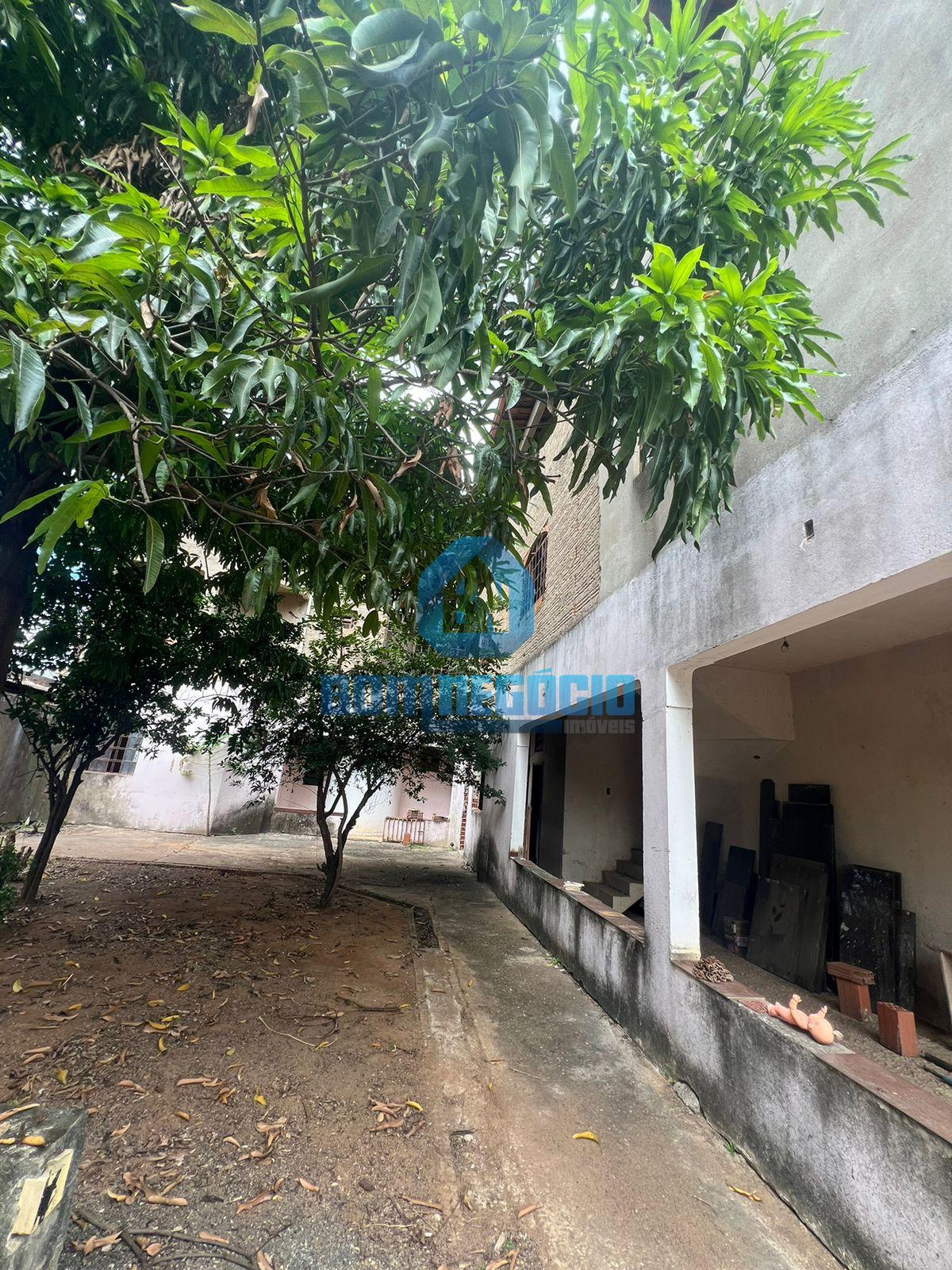 Imóvel com um prédio de 3 andares à venda, BAIRRO SANTOS DUMON...