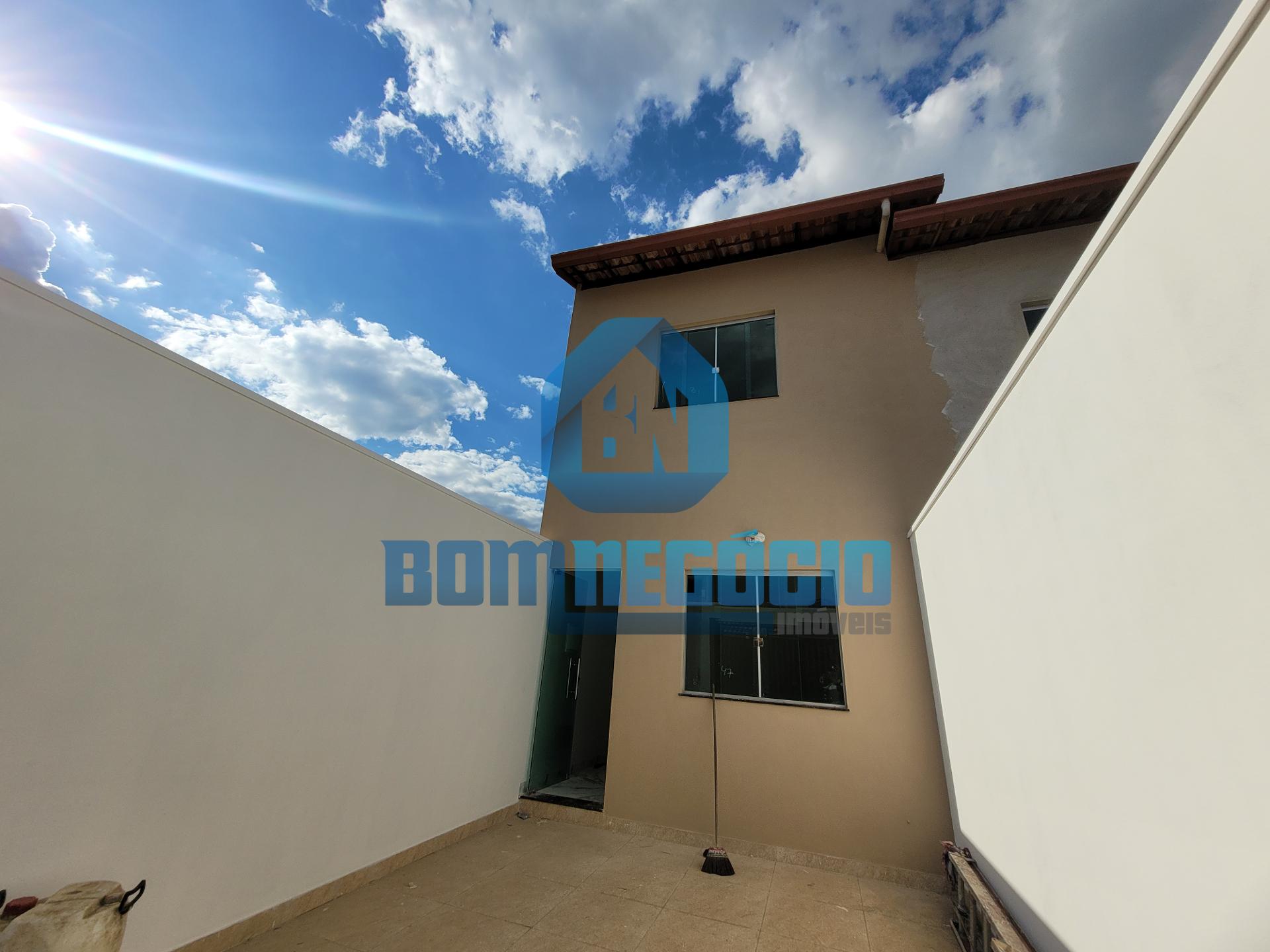 Casa com 2 dormitórios e quintal à venda, NO BAIRRO VALE DO SO...