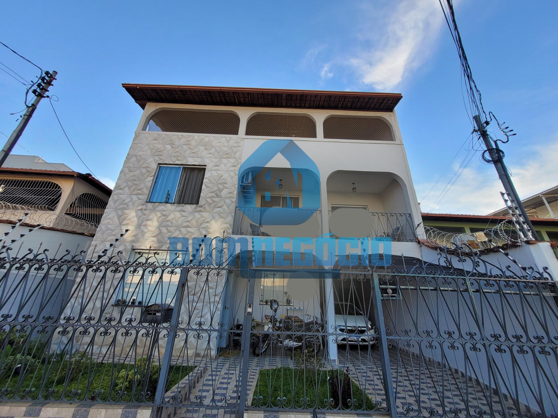 Casa com 5 quartos, 6 banheiros, piscina e terraço à venda, GR...