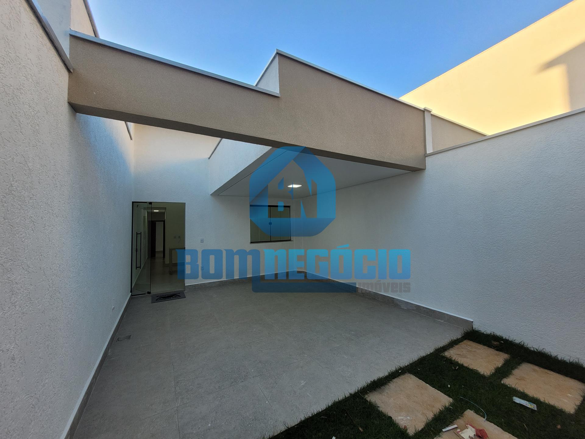 Casa com 2 quartos, 2 banheiros e garagem coberta à venda, GRÃ...