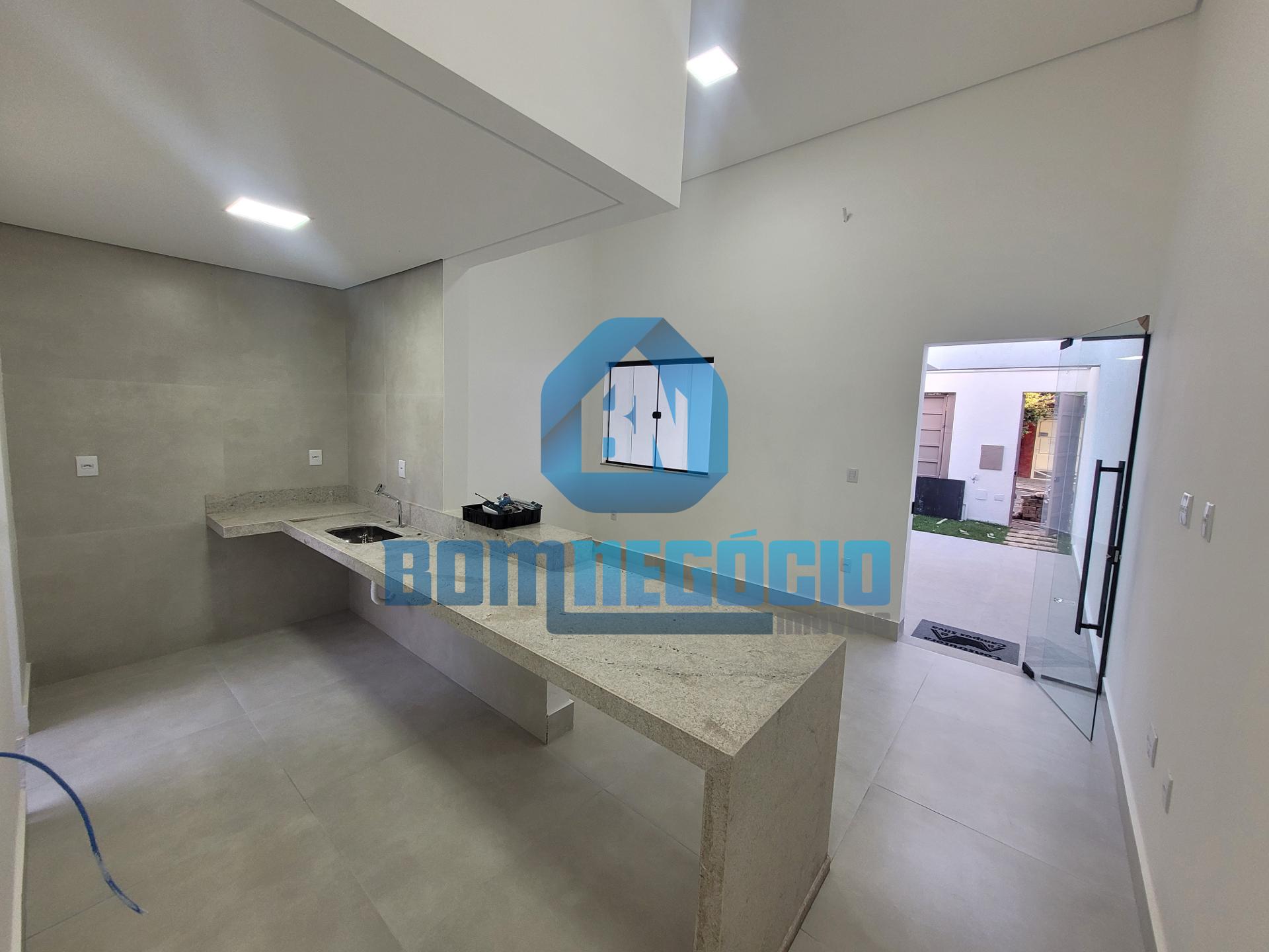 Casa com 2 quartos, 2 banheiros e garagem coberta à venda, GRÃ...