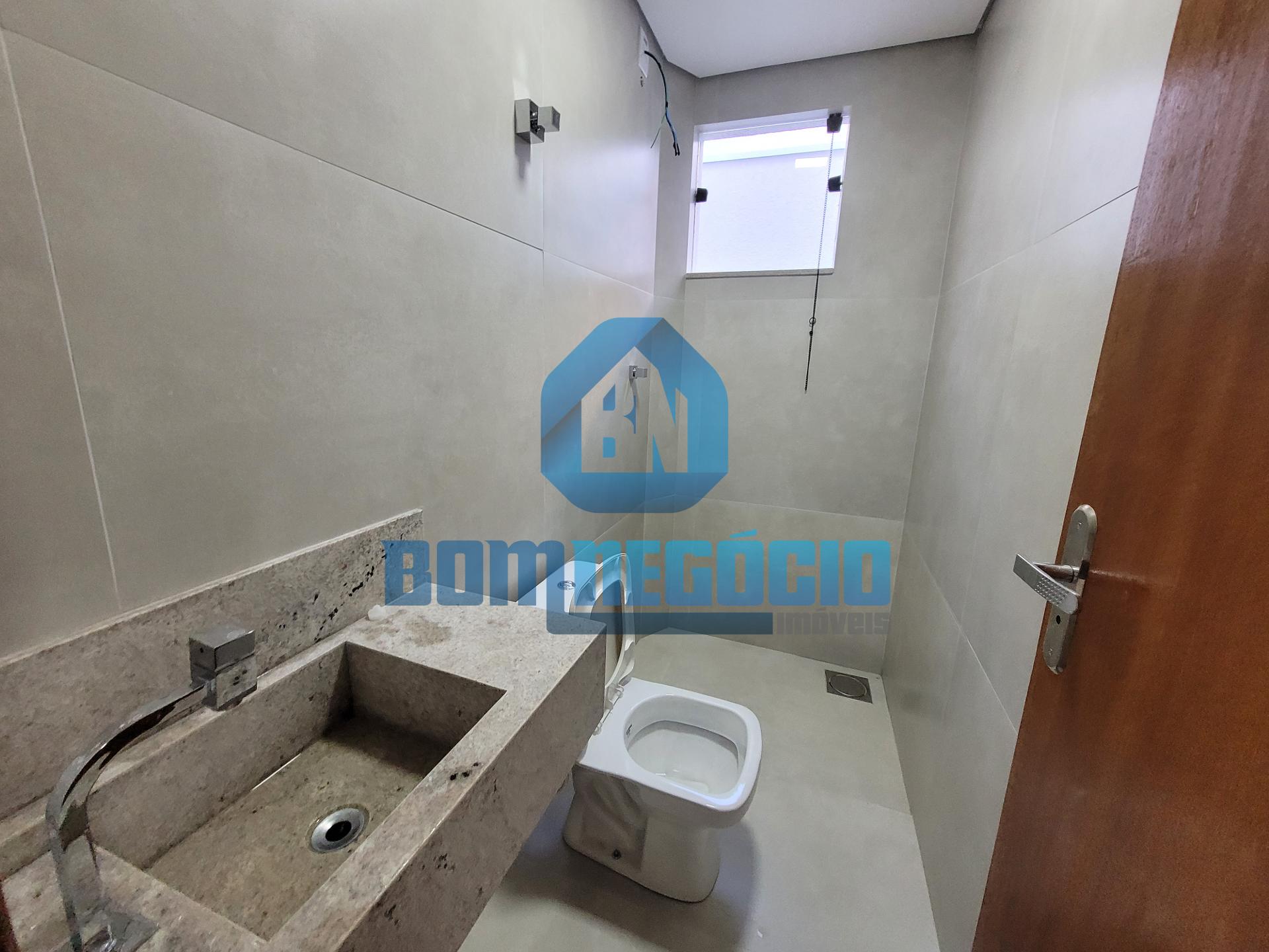 Casa com 2 quartos, 2 banheiros e garagem coberta à venda, GRÃ...