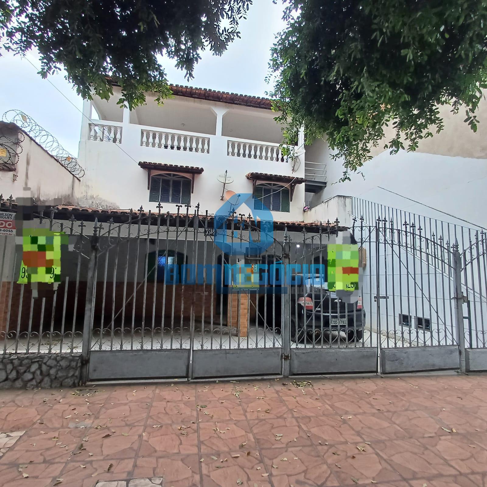 Excelente Casa com Três Moradas à Venda no Centro de Governado...