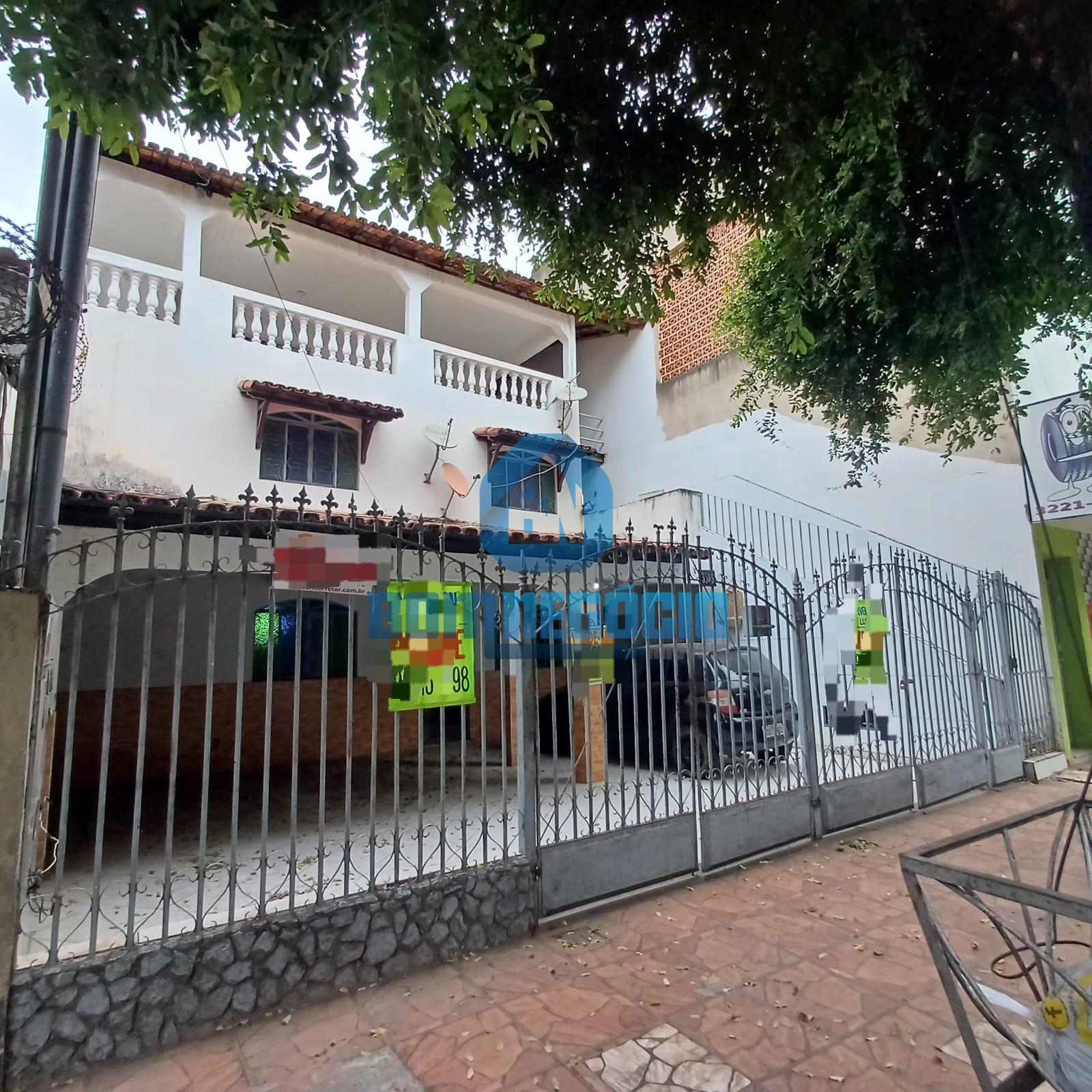 Excelente Casa com Três Moradas à Venda no Centro de Governado...