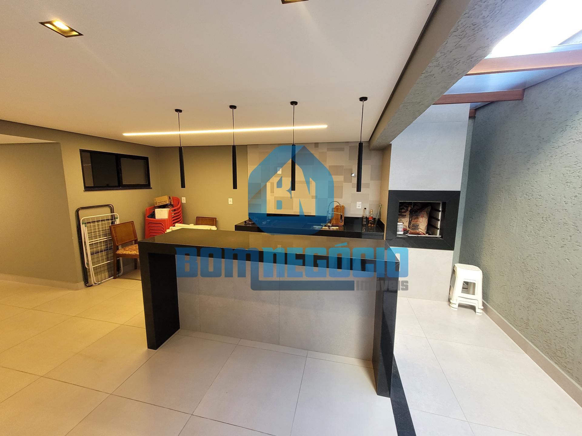Casa com 3 dormitórios à venda, VILA BRETAS, GOVERNADOR VALADA...