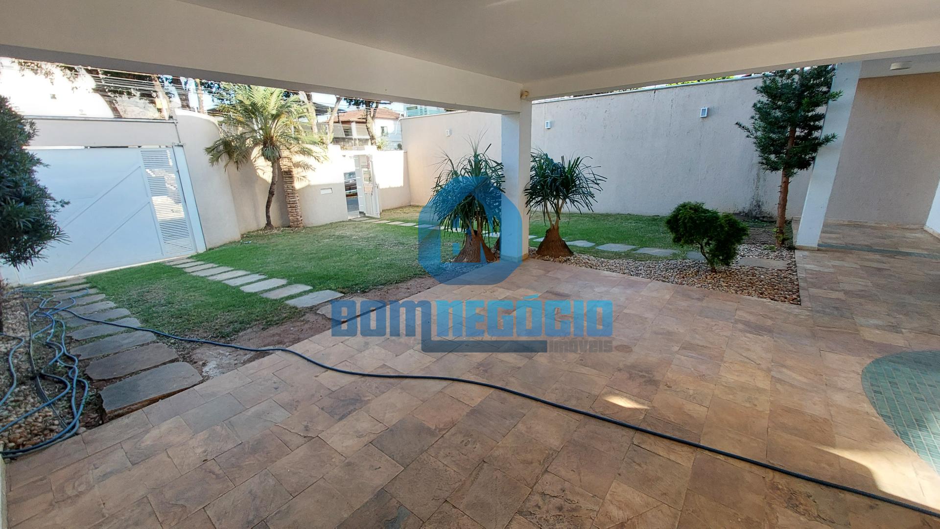 CASA COM 5 QUARTOS DE ALTO PADRÃO LOCALIZADA NO BAIRRO ILHA DO...