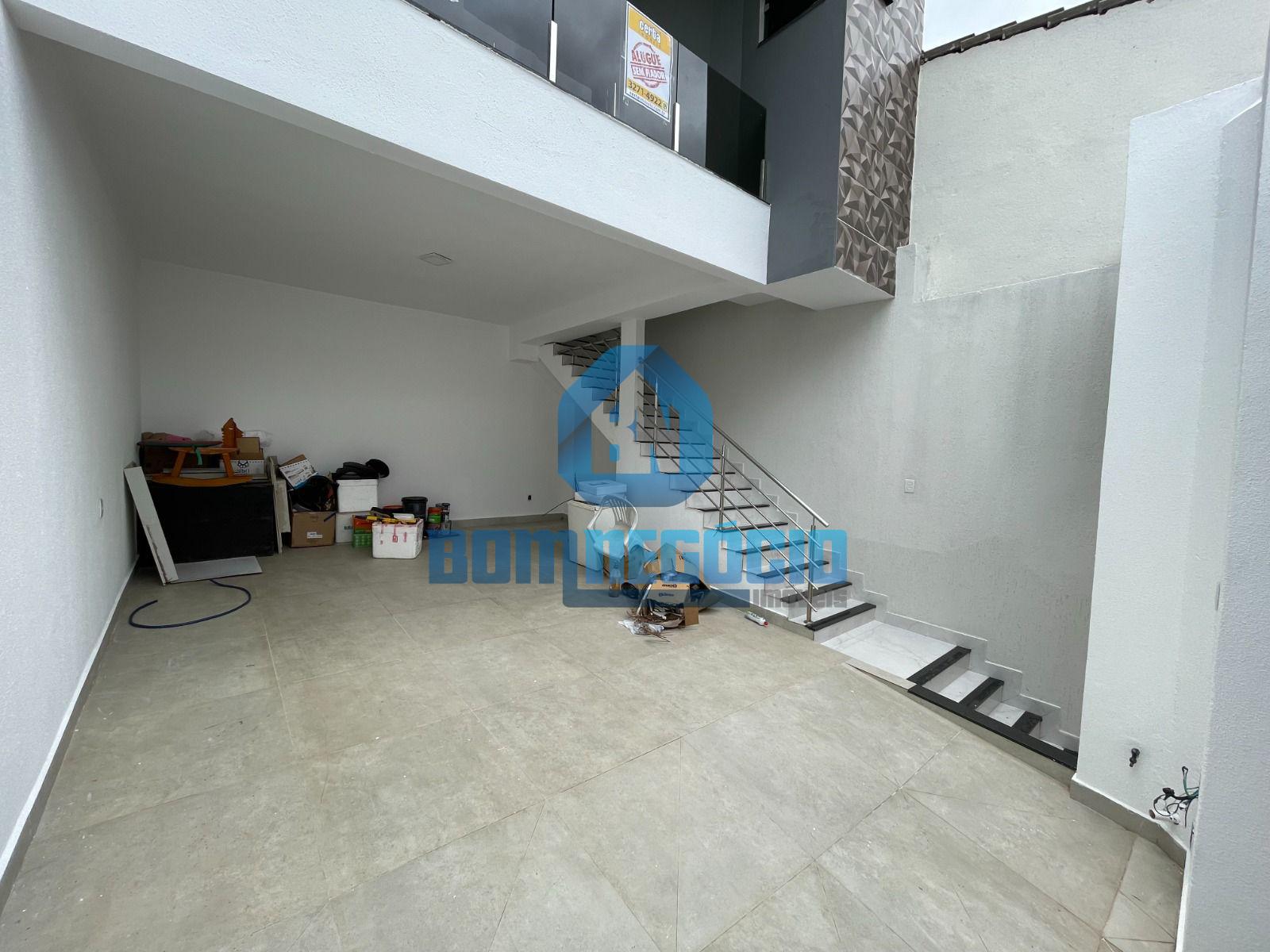 Alto Padrão , Casa Baixa , Suíte mais dois Quartos , Quintal