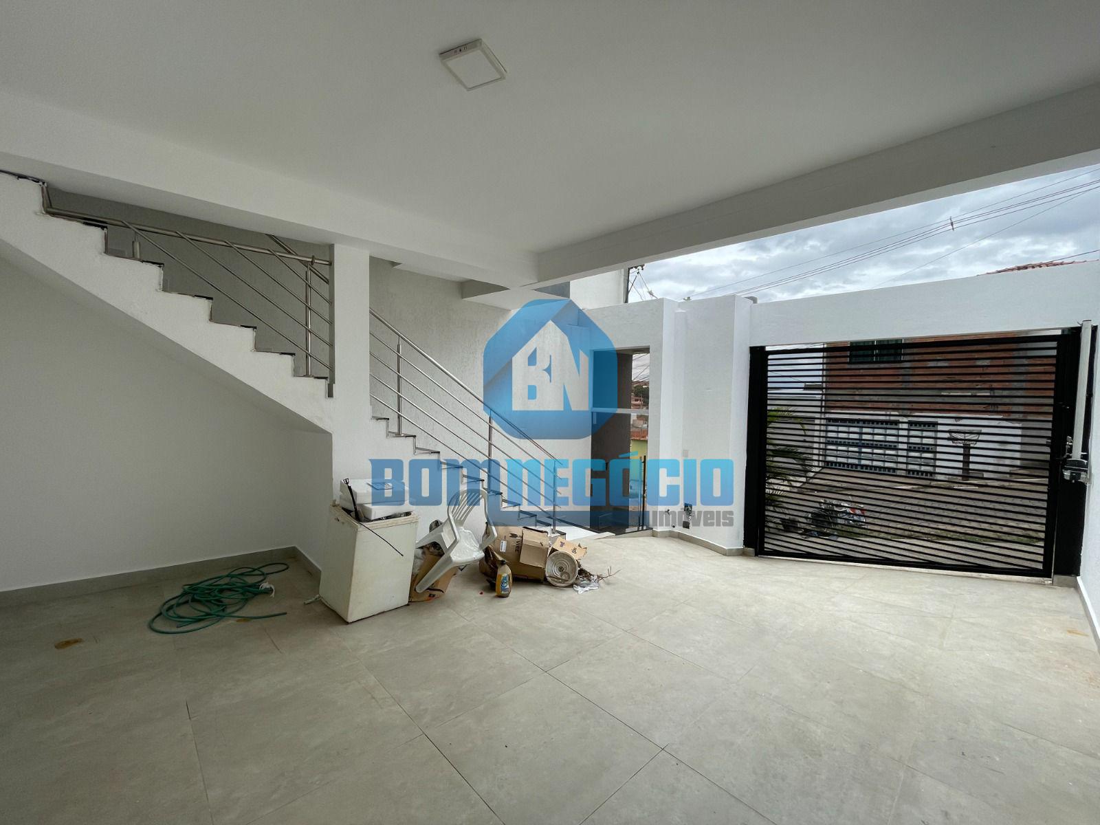 Alto Padrão , Casa Baixa , Suíte mais dois Quartos , Quintal