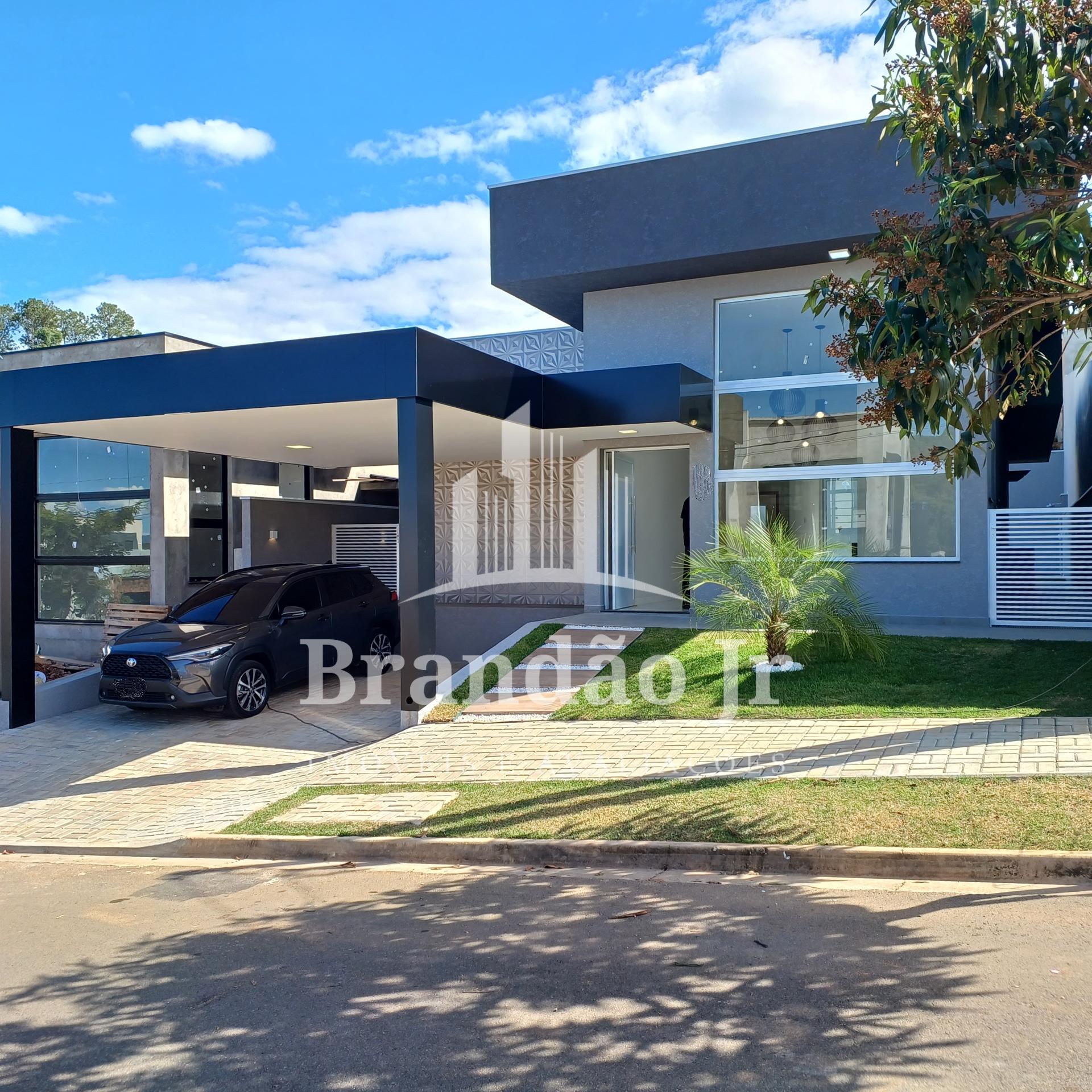 Casa Térrea em Condomínio Fechado na Cidade de Atibaia / SP, com pé direito alto