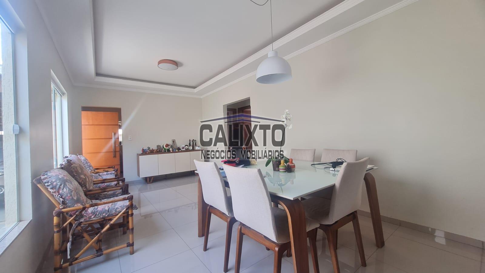 CASA BAIRRO SANTA MÔNICA