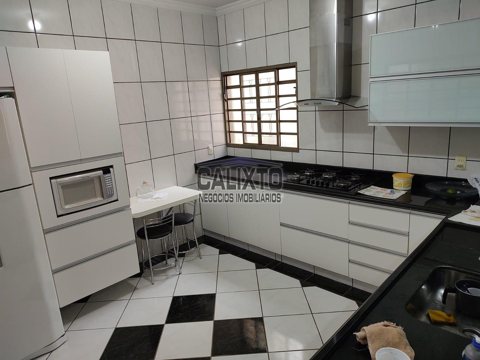 CASA BAIRRO SANTA MÔNICA