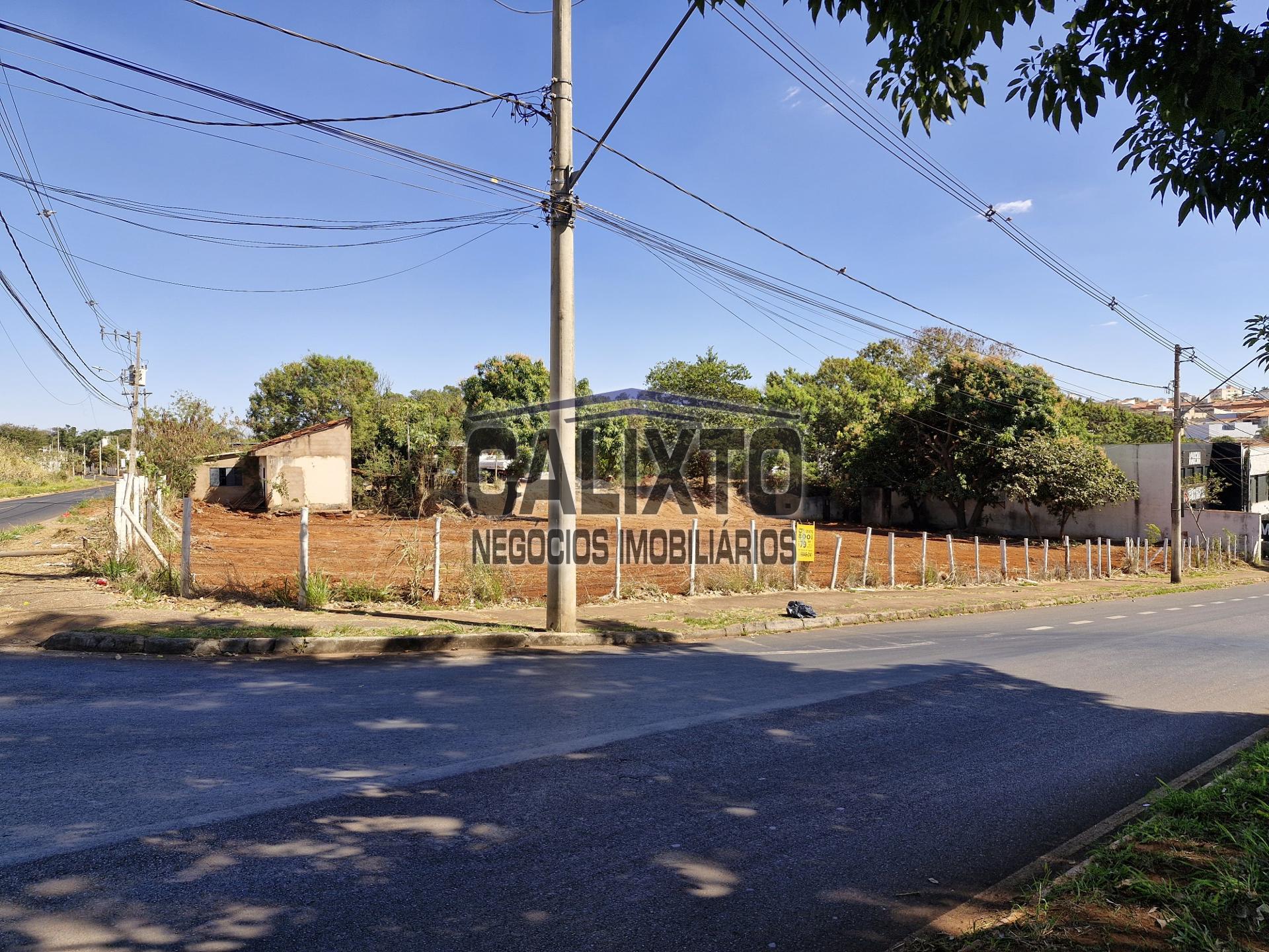 AREA COMERCIAL DE ESQUINA
