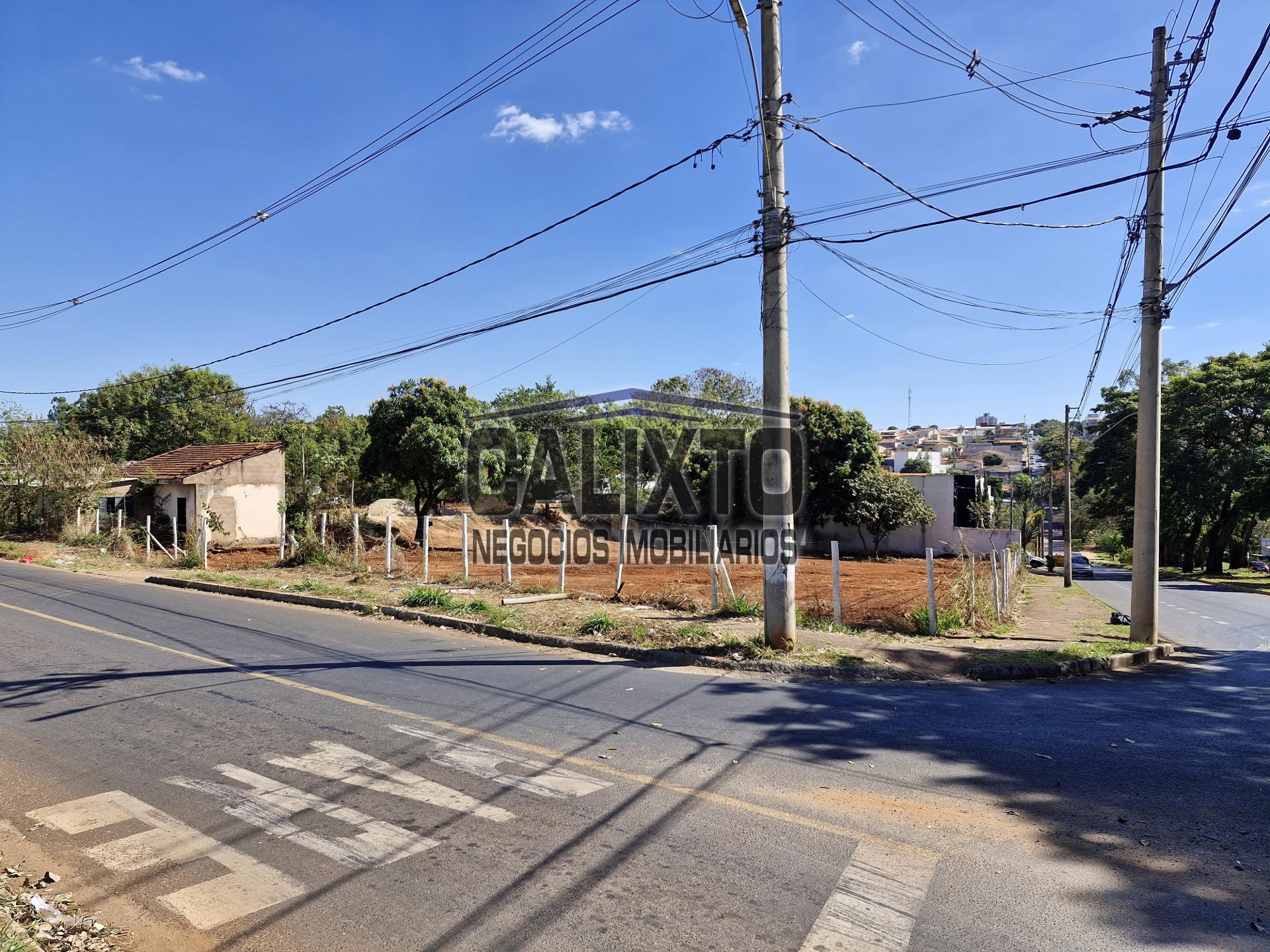 AREA COMERCIAL DE ESQUINA