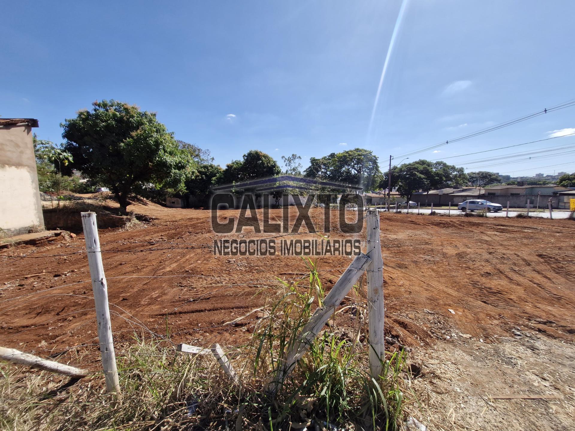AREA COMERCIAL DE ESQUINA