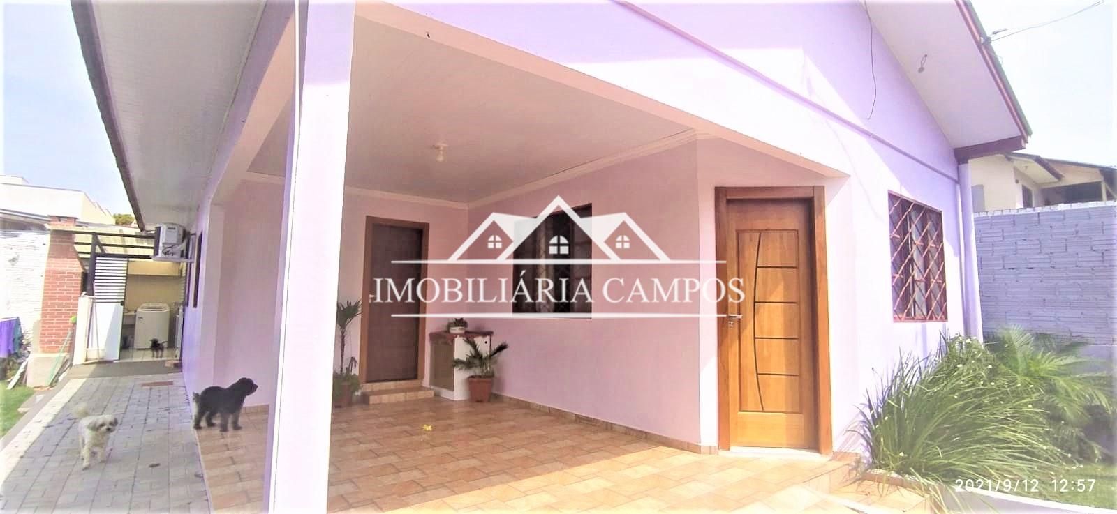 CASA COM COZINHA PLANEJADA, SUÍTE COM BANHEIRA E SOBRA DE TERRENO