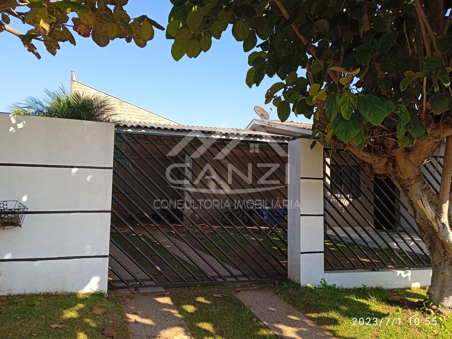 Casa a venda na Avenida Edmundo Gaieviski, bairro Jardim Marchese