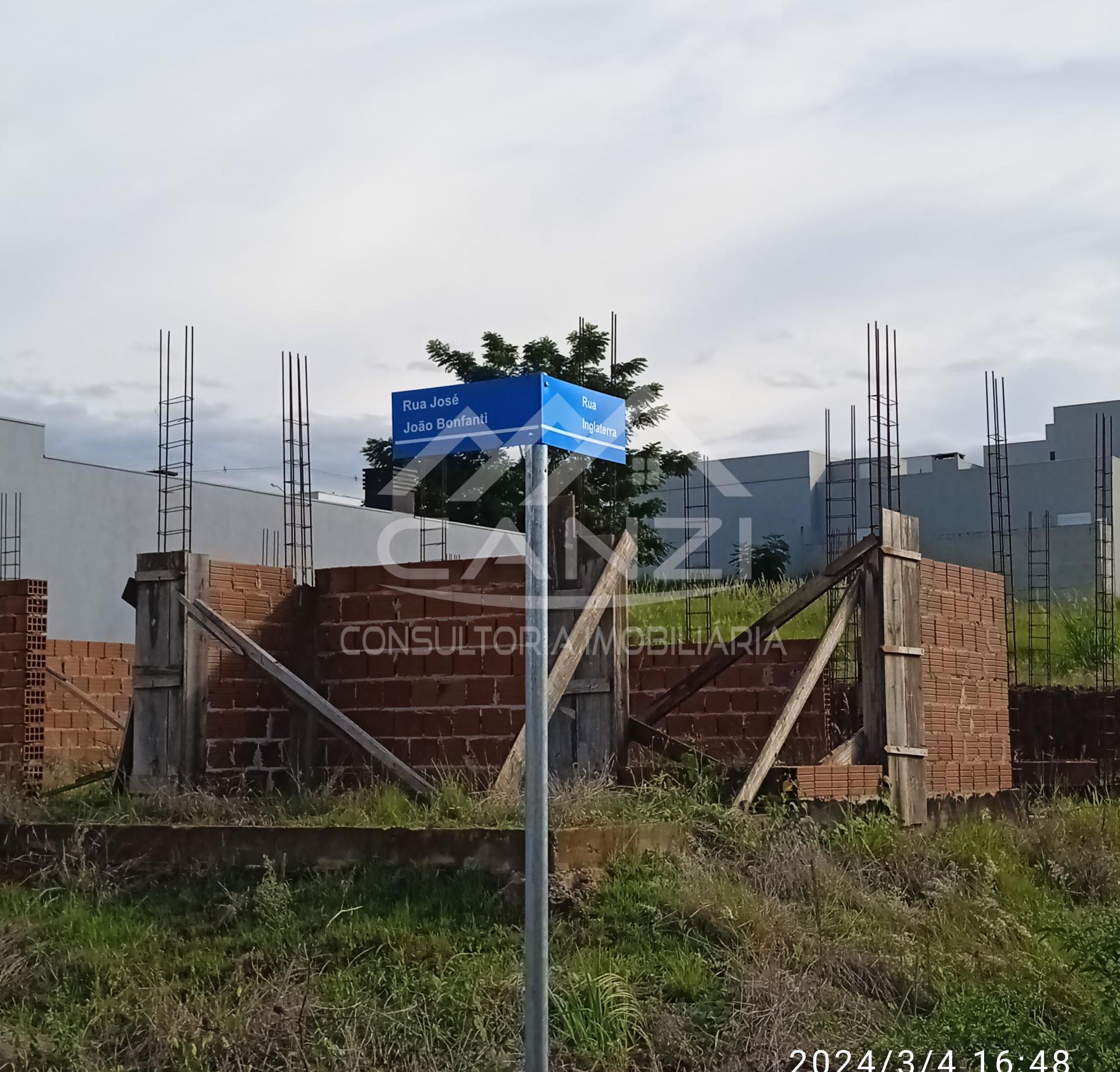 Venda de terreno com alicerce de construo, no loteamento Moretti 1