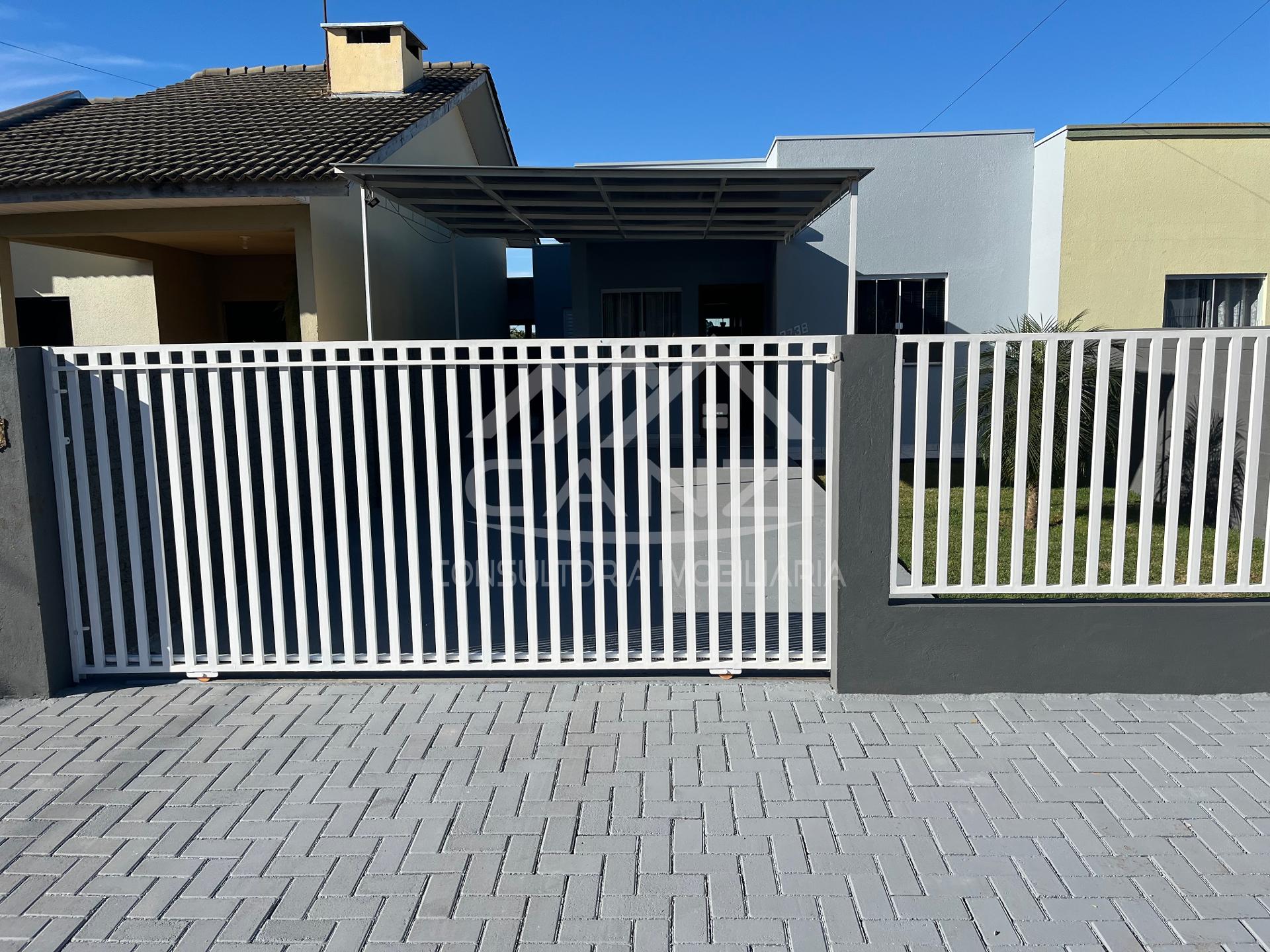 Casa a venda em Realeza, 2 quartos, rea de festa, toda murada, local alto