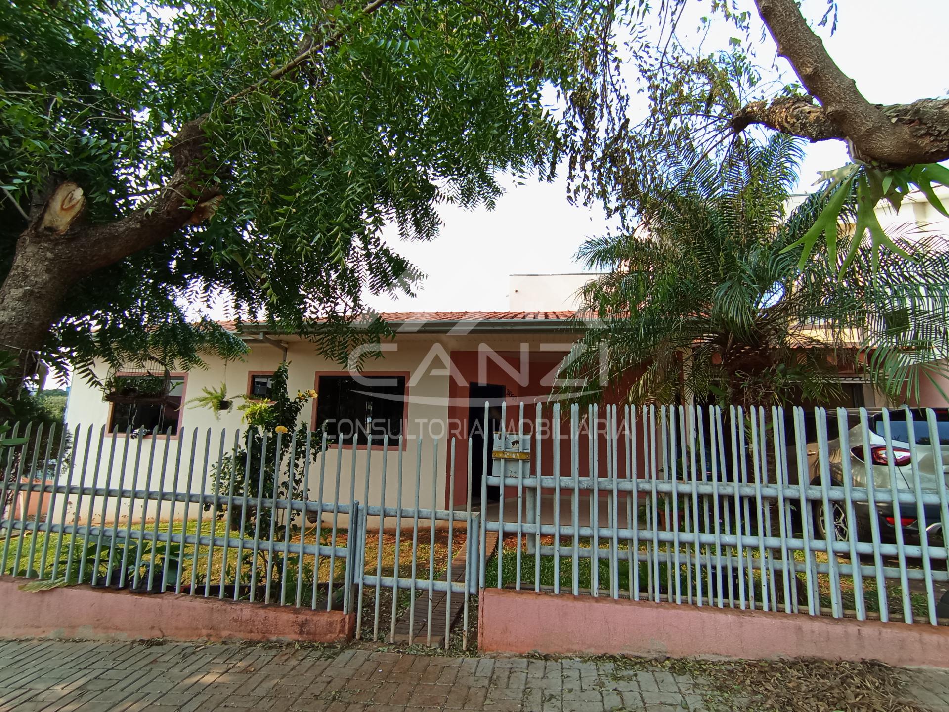 Casa de esquina,  300m  da igreja matriz centro, com 173m  construda e total de terreno de 280m 
