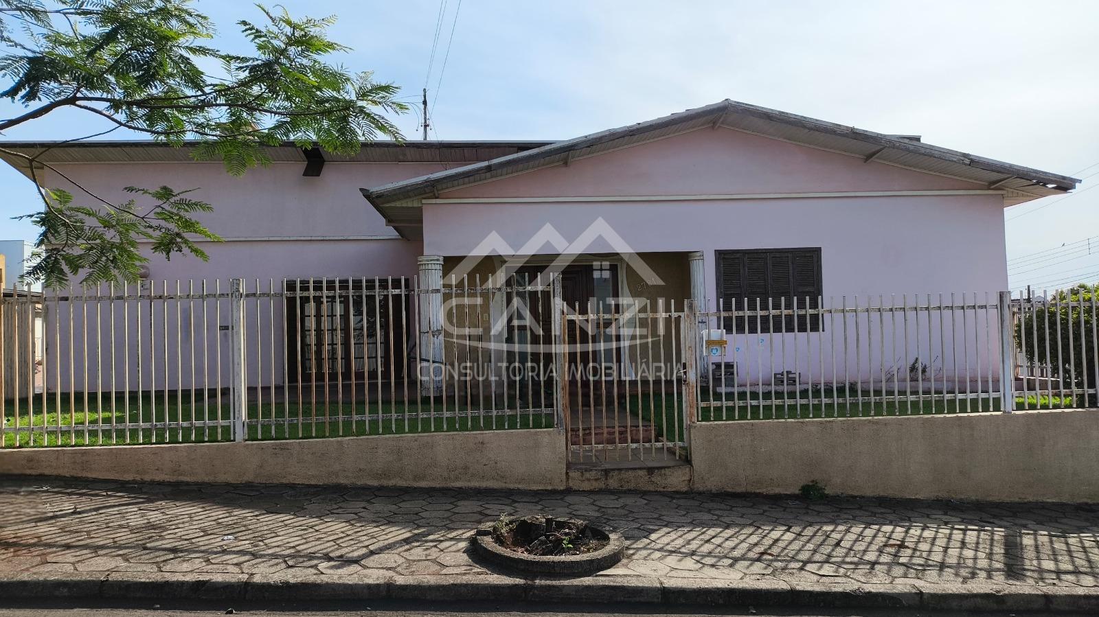 Casa  venda com tima localizao, bairro Centro Cvico