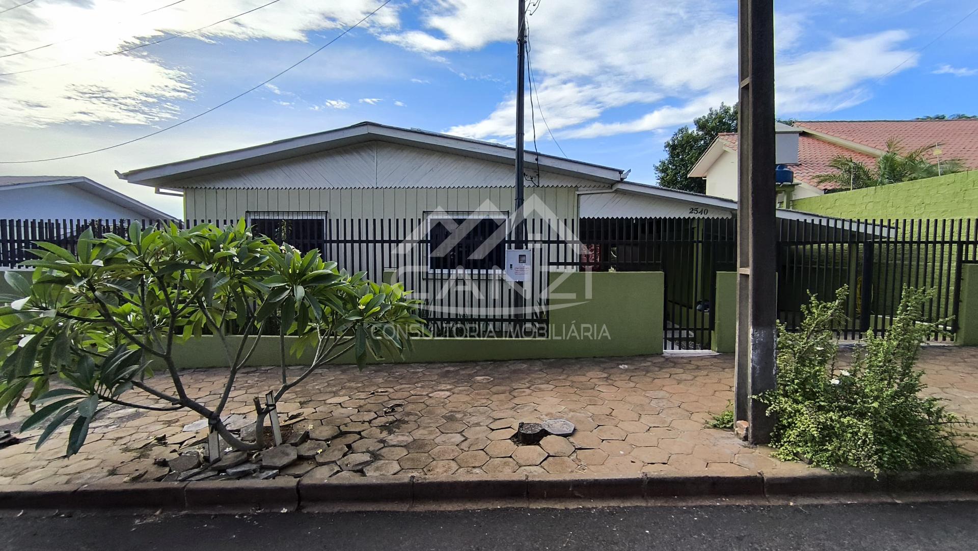 Casa com 1 quarto e 1 su�te, toda fechada no bairro Jo�o Paulo II.