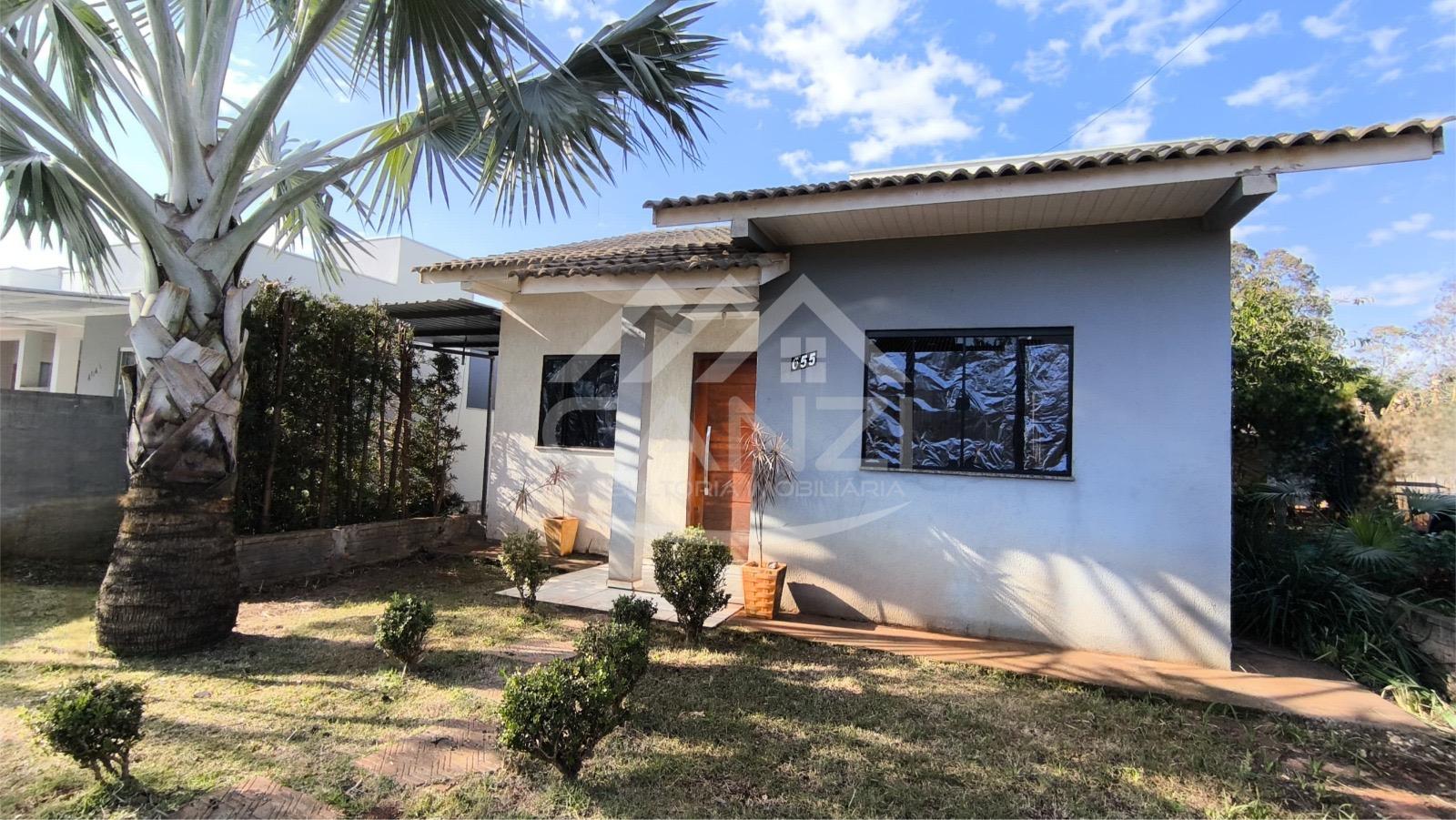 Casa com 02 Quartos, cozinha planejada e sobra de terreno.