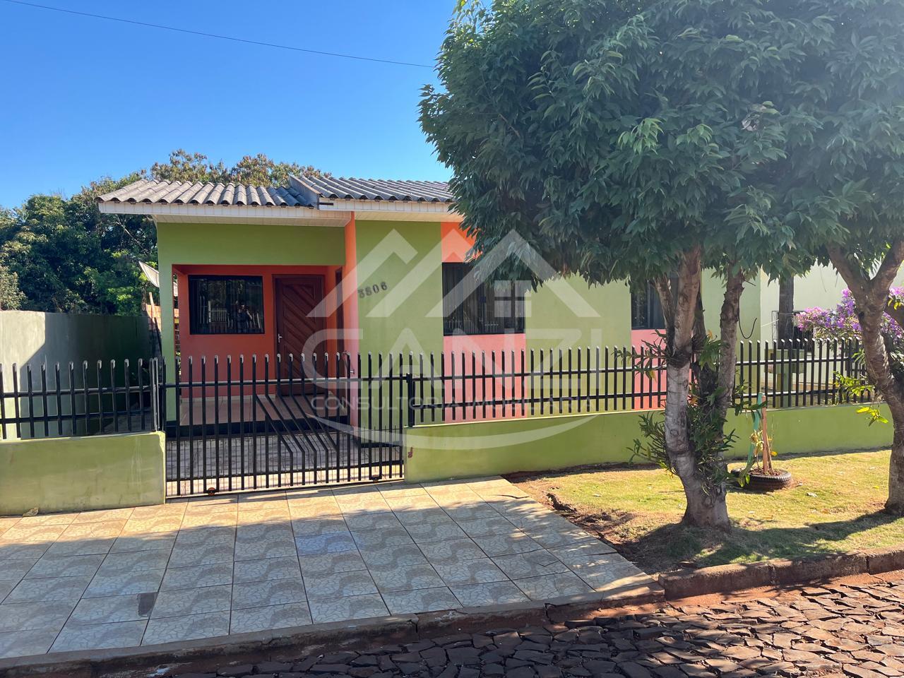 Casa para locao com 02 quartos, tima sobra de terreno, em Realeza.