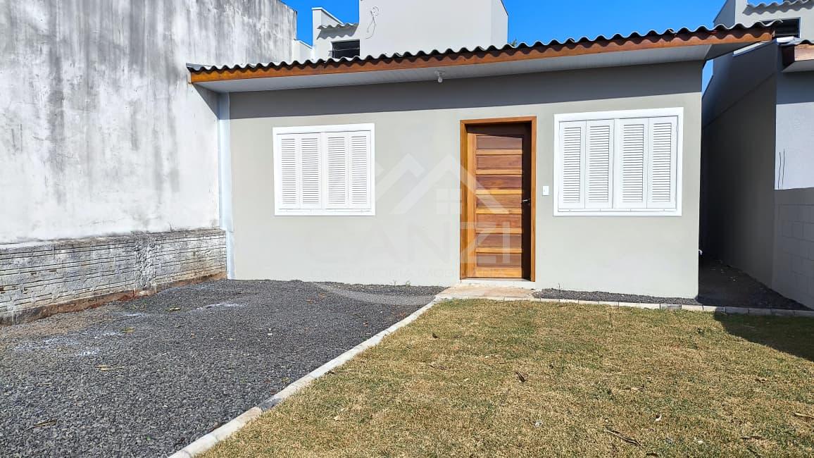 Casa com 02 quartos, sala e cozinha, banheiro, pergolado, sobra de terreno
