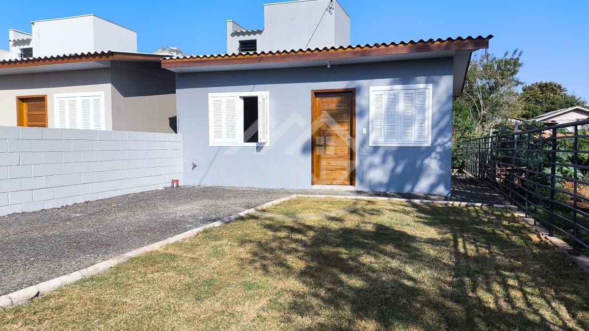 Casa com cozinha sala e 2 quartos, banheiro e pergolado para carro, toda cercada