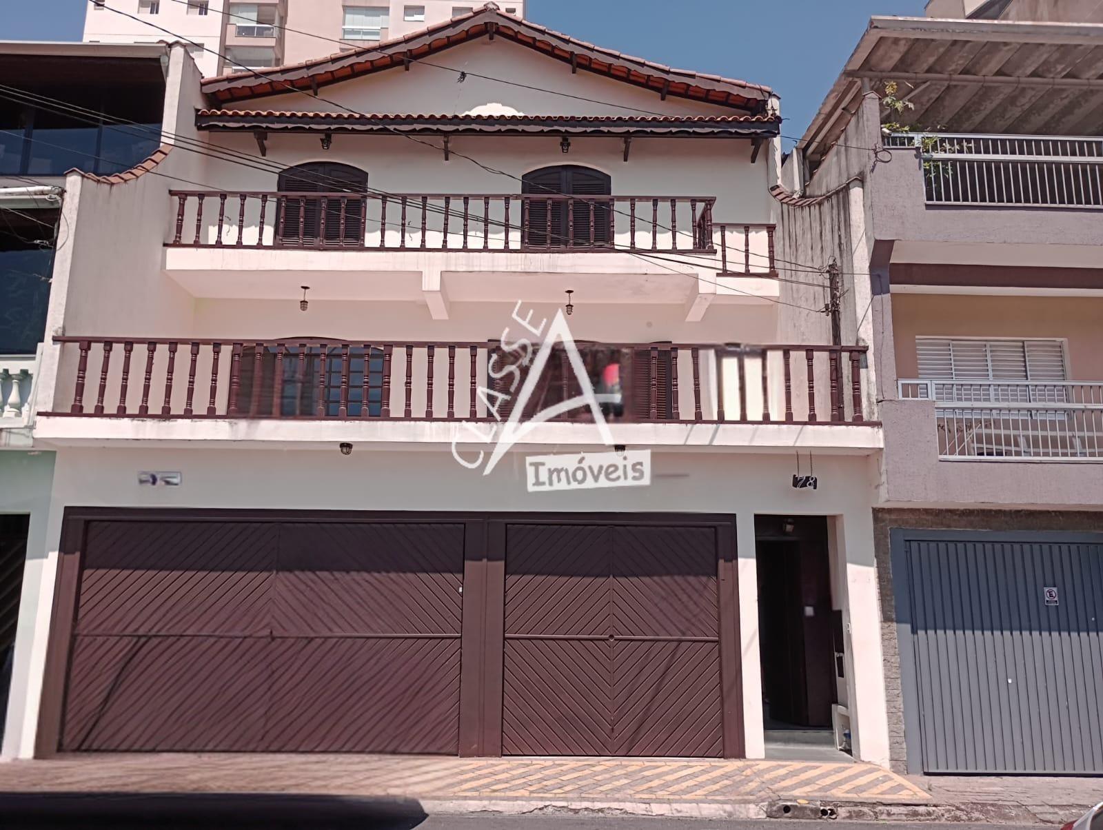 Casa com 3 pavimentos, 4 quartos, 1 suite, garagem para 6 carros