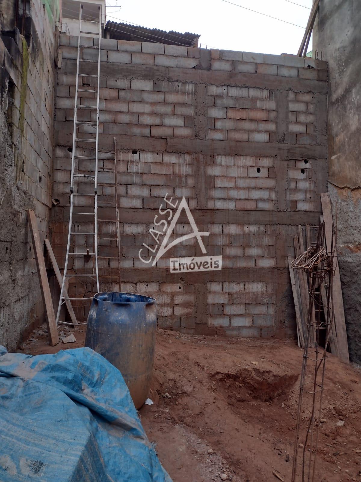 Terreno de 5 x 25,3 metros  126,5 m   com estrutura para lajes...