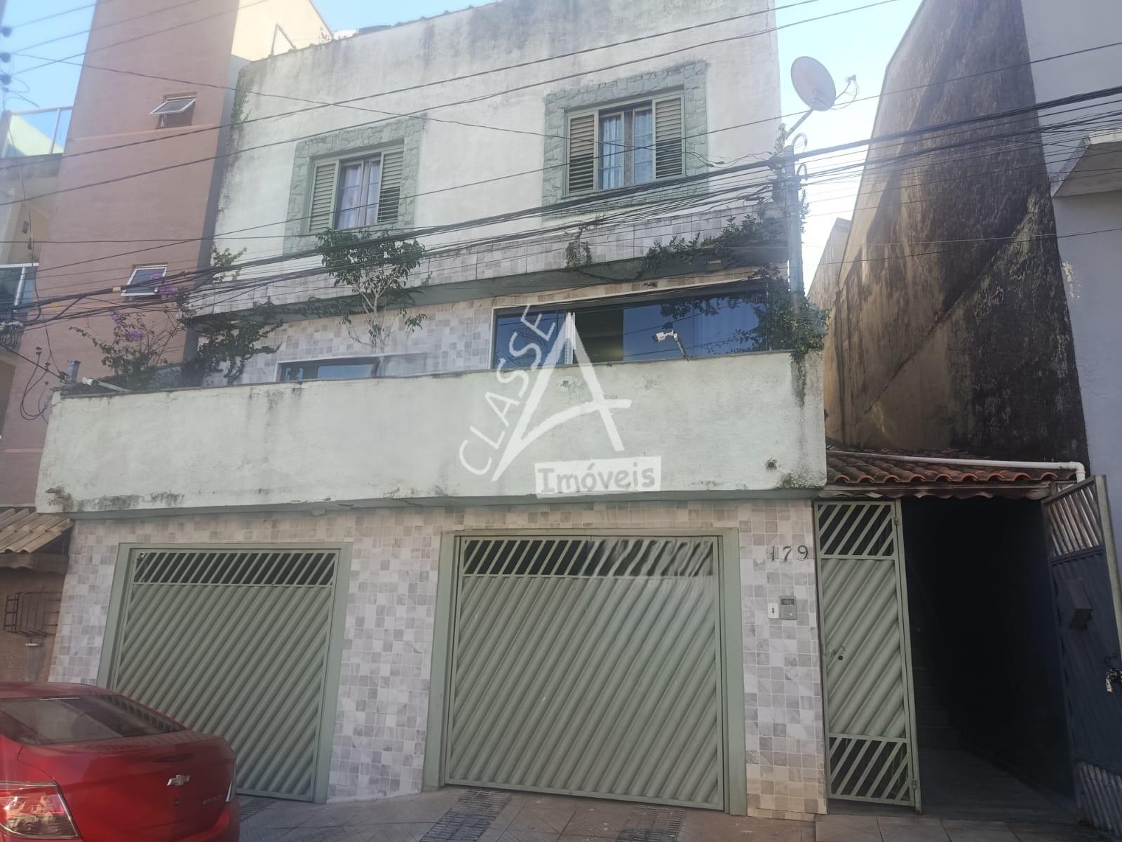 Casa com 3 pavimentos, com 2 salas, 3 quartos, sendo um suite,...
