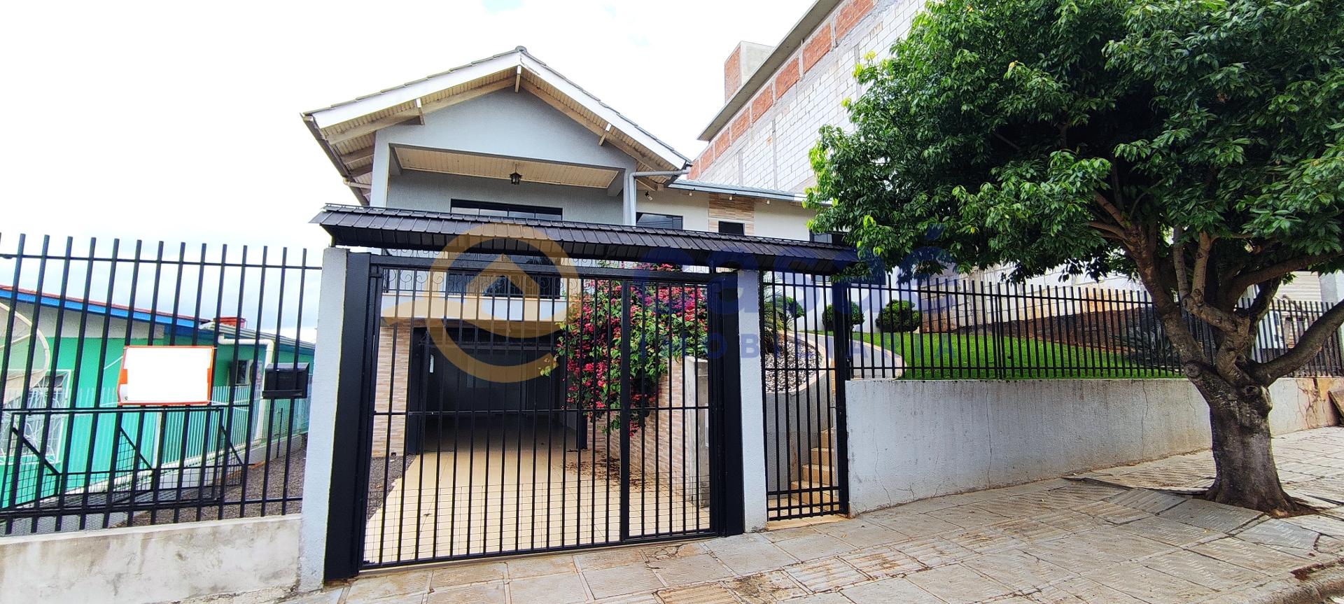 Casa grande, de 3 quartos, localizada em rea nobre no bairro La Salle