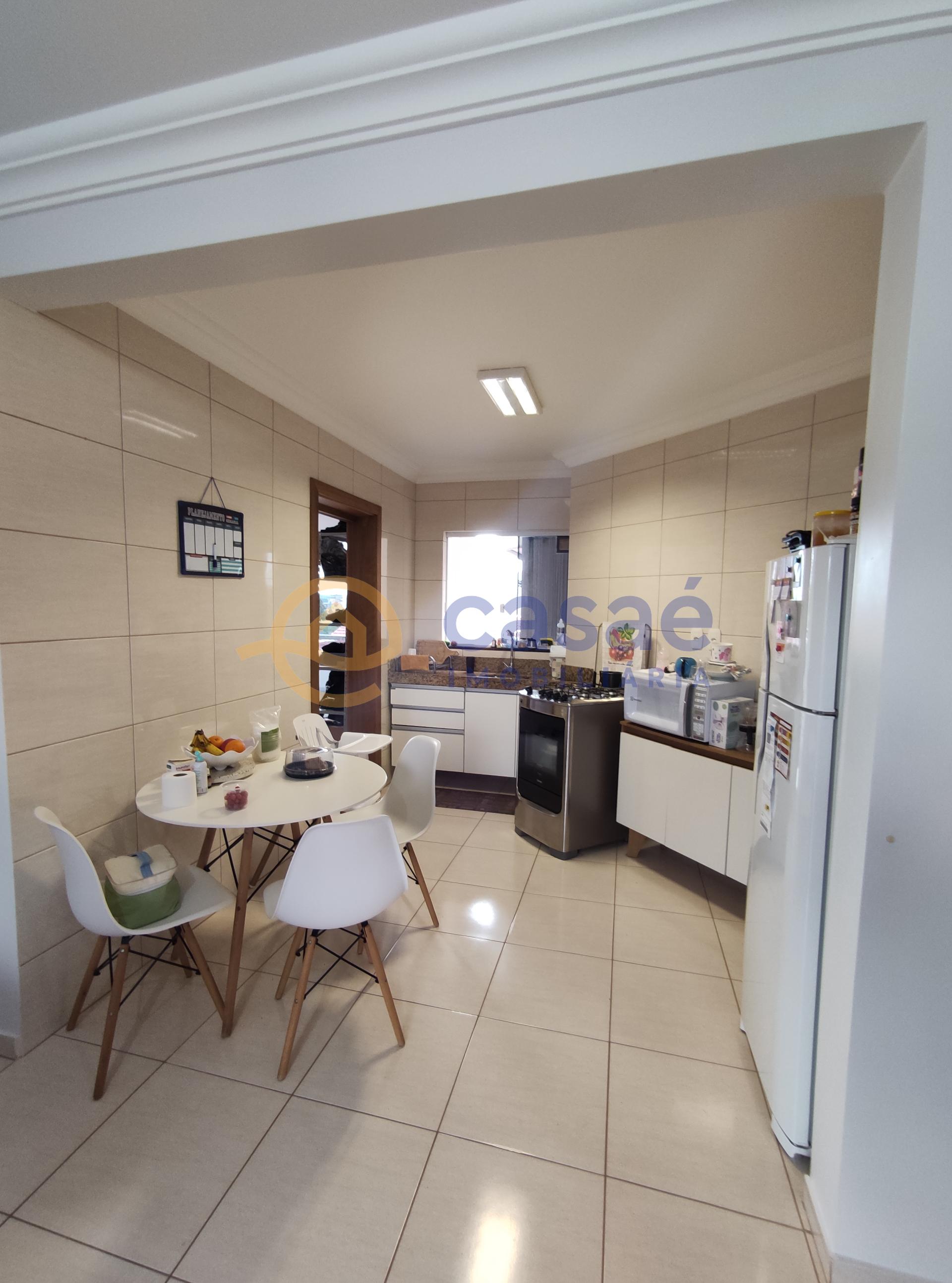 Apartamento em rea nobre, 3 quartos sendo um deles sute. 3 sacadas. 2 vagas de garagem.