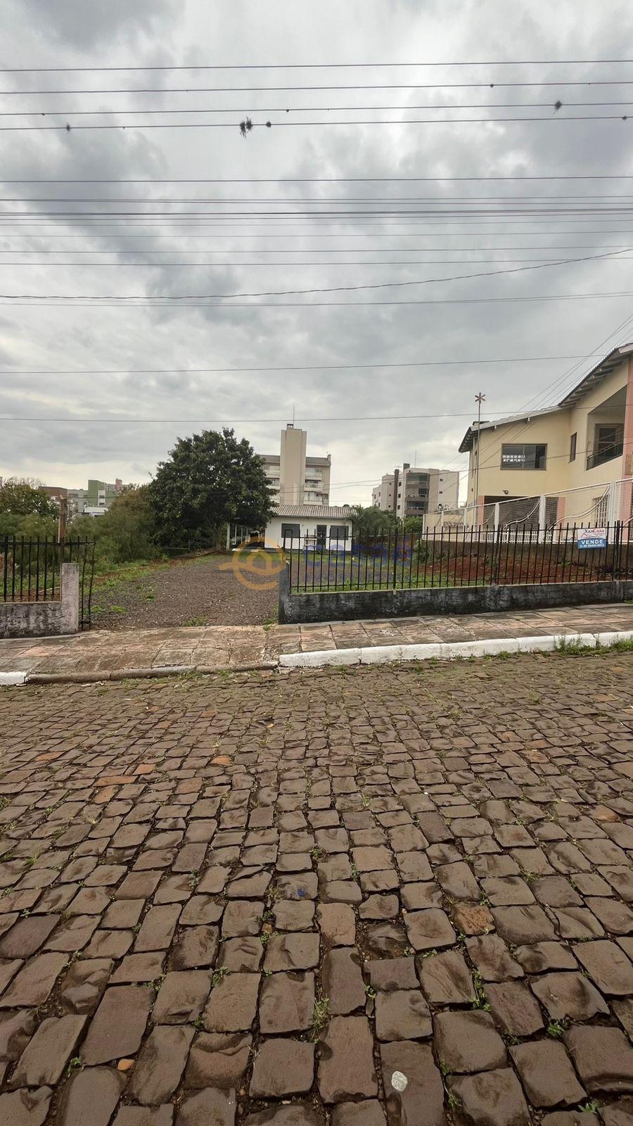 Terreno com casa a venda no centro, com ótima localização.