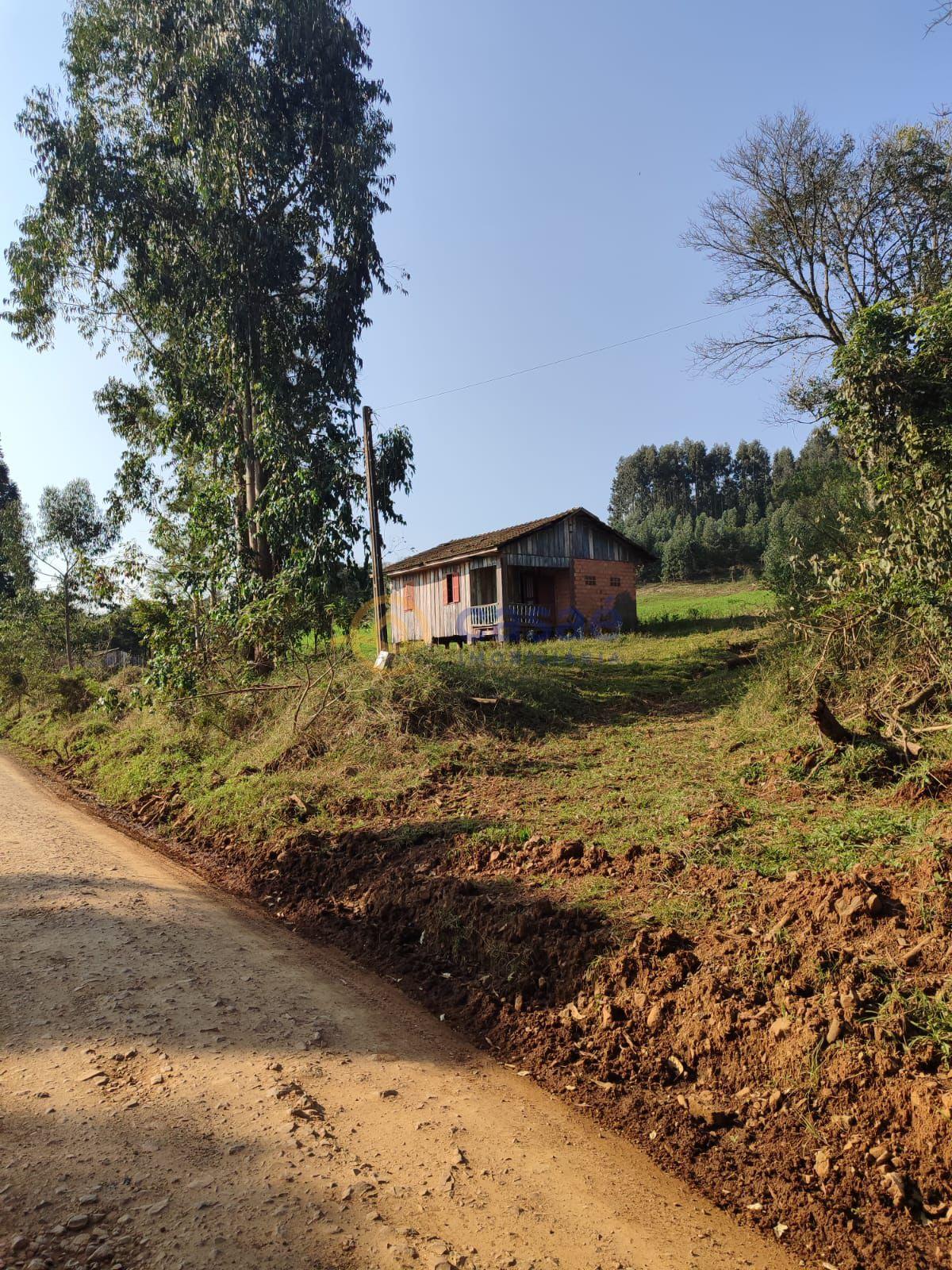 SÍTIO Á VENDA NO INTERIOR DE IPUMIRIM  COM TERRENO AMPLO E LIMPO